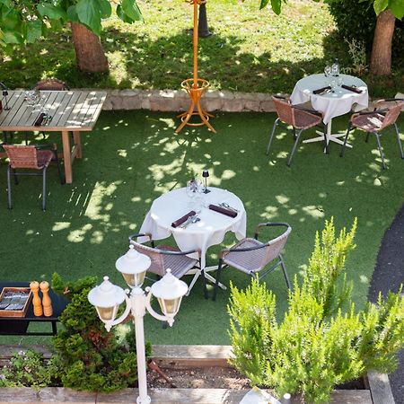 Hotel Restaurant Les Glycines Vieille-Brioude Bagian luar foto