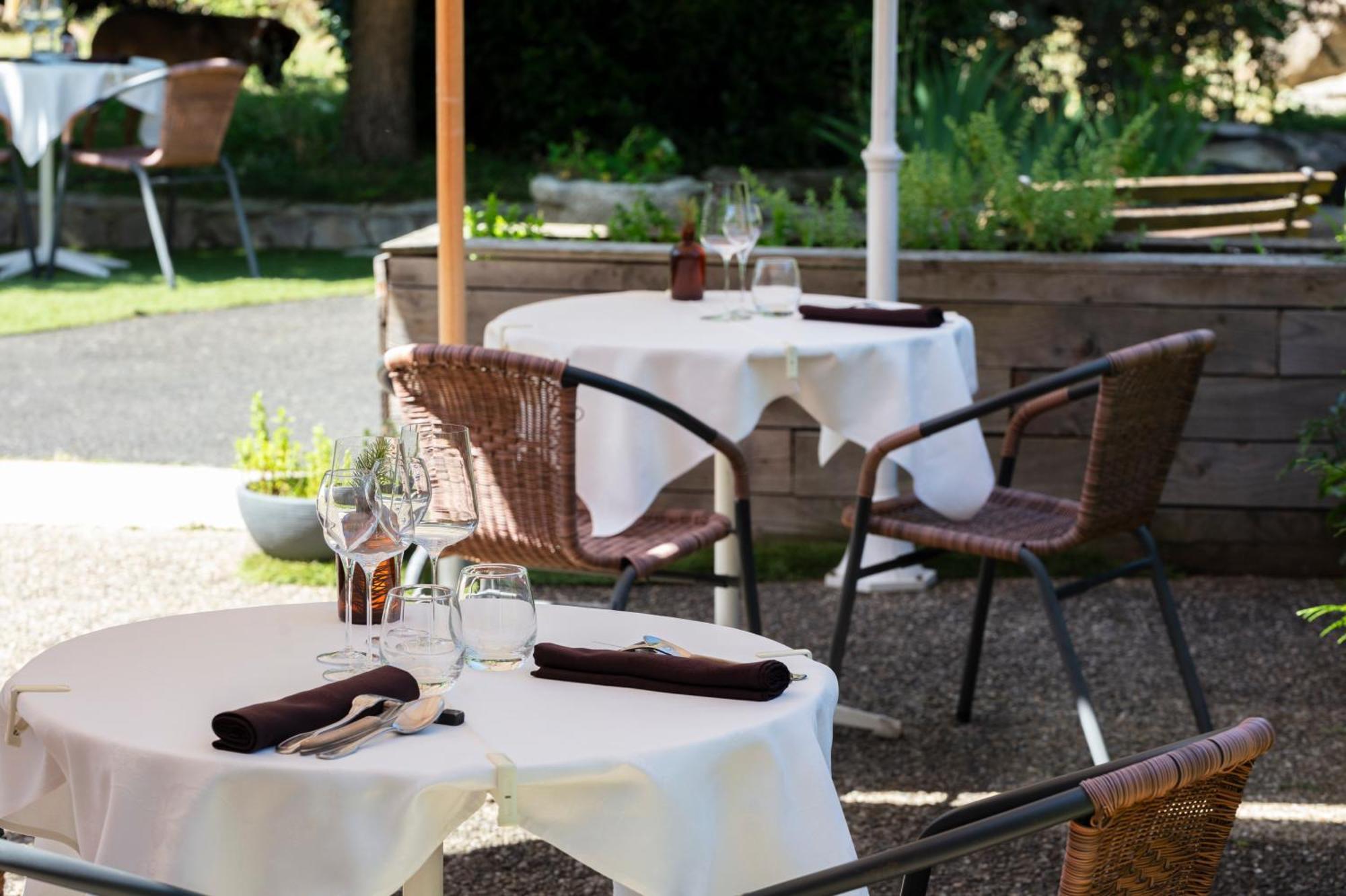 Hotel Restaurant Les Glycines Vieille-Brioude Bagian luar foto